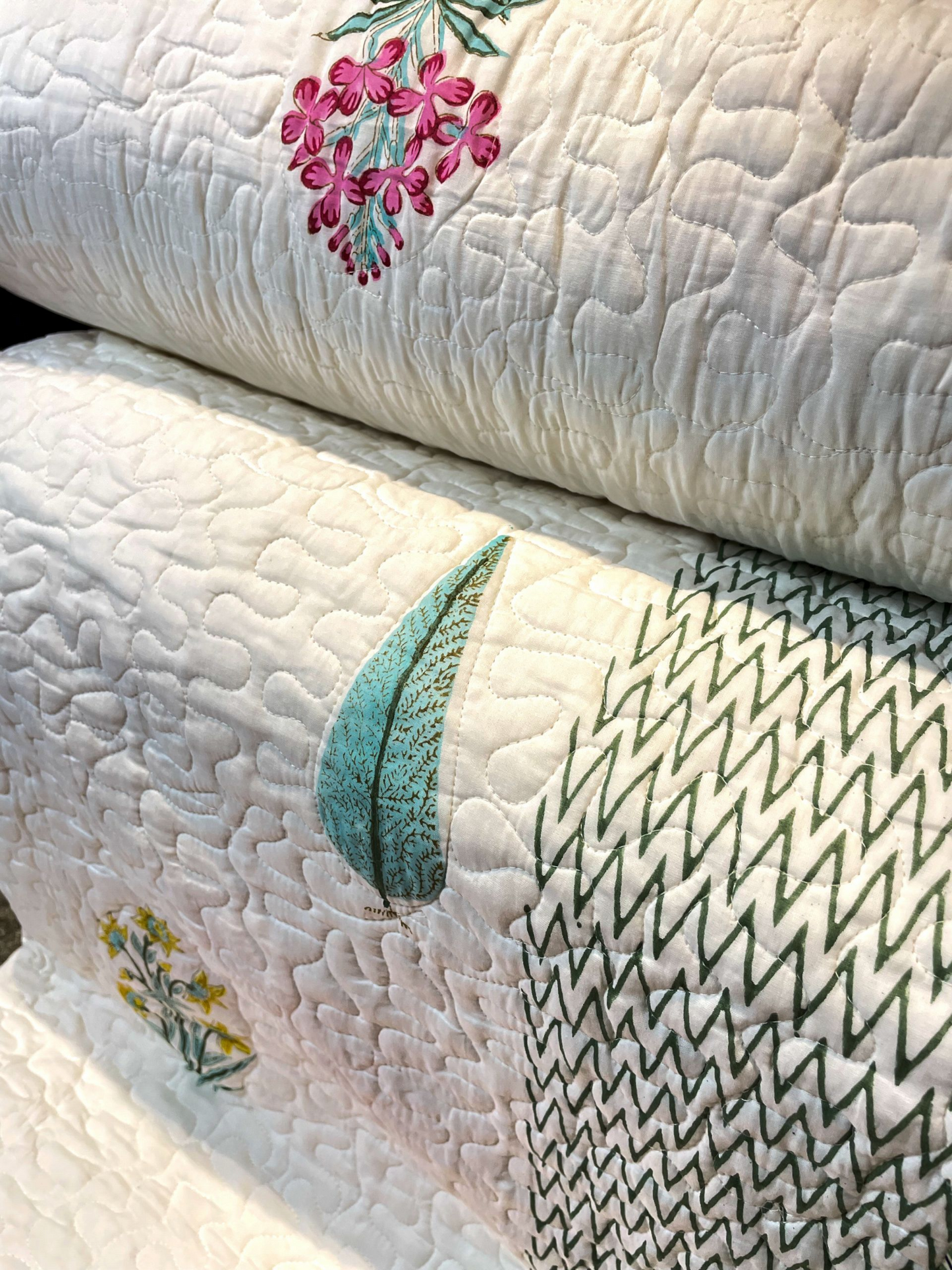 DEWLEAF BEDSPREAD WITH 2 PILLOWCASE WHITE MULTI BOTANICAL 90 x 108 IN