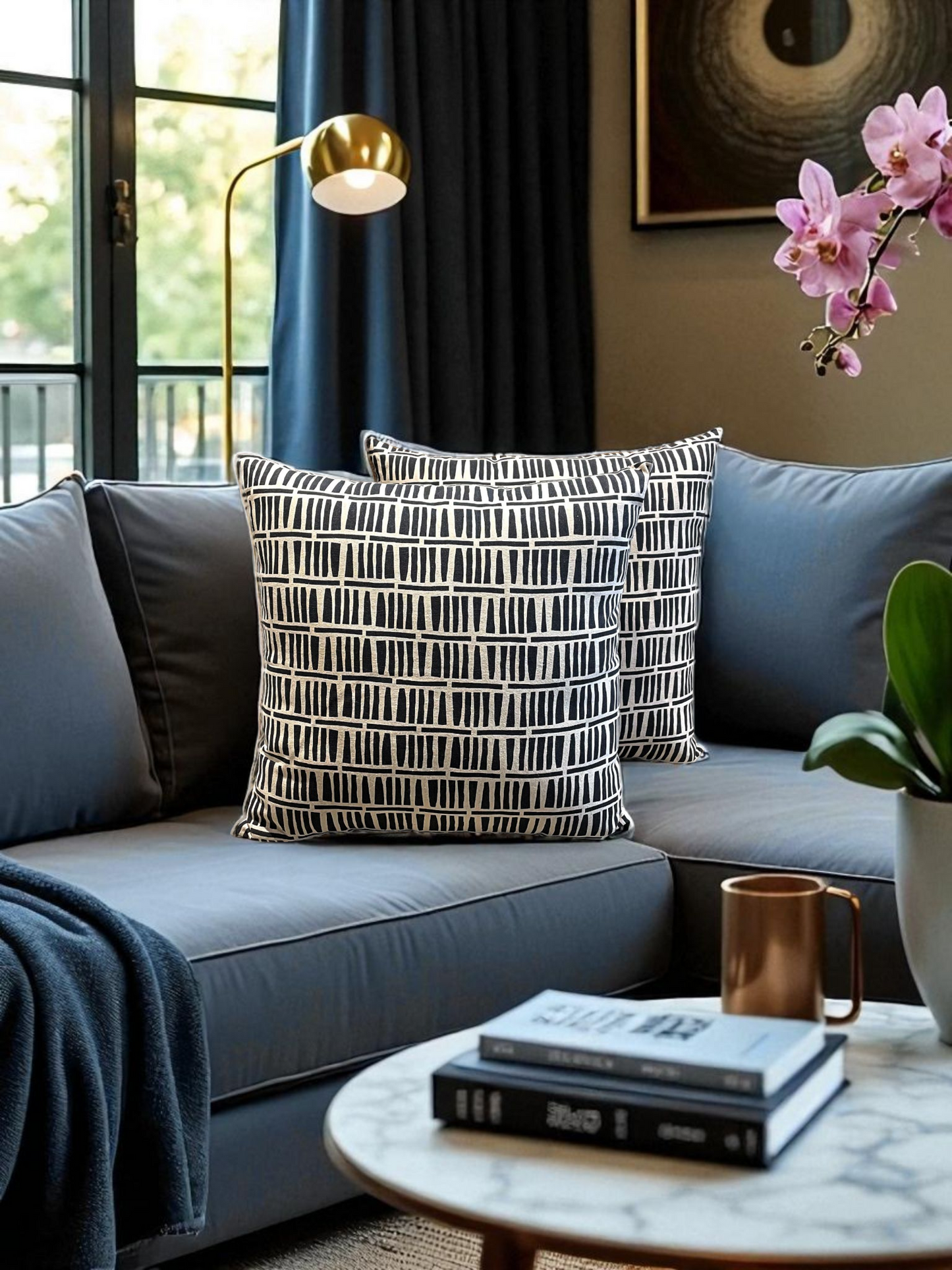DELTA CUSHION BLACK & IVORY SIZE 20 x 20 IN
