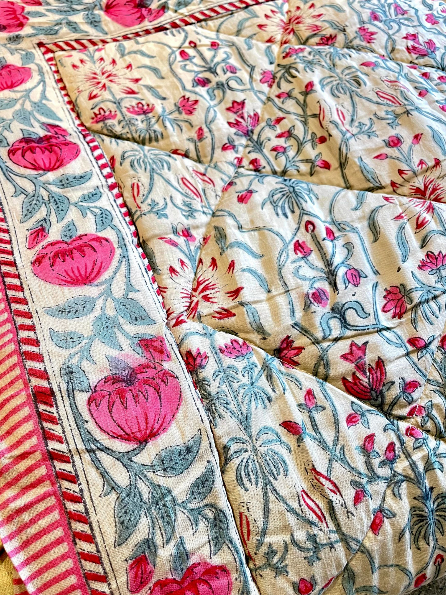 DEWDROP QUILTED COMFORTER SINGLE SOFT YELLOW 54 x 90 IN