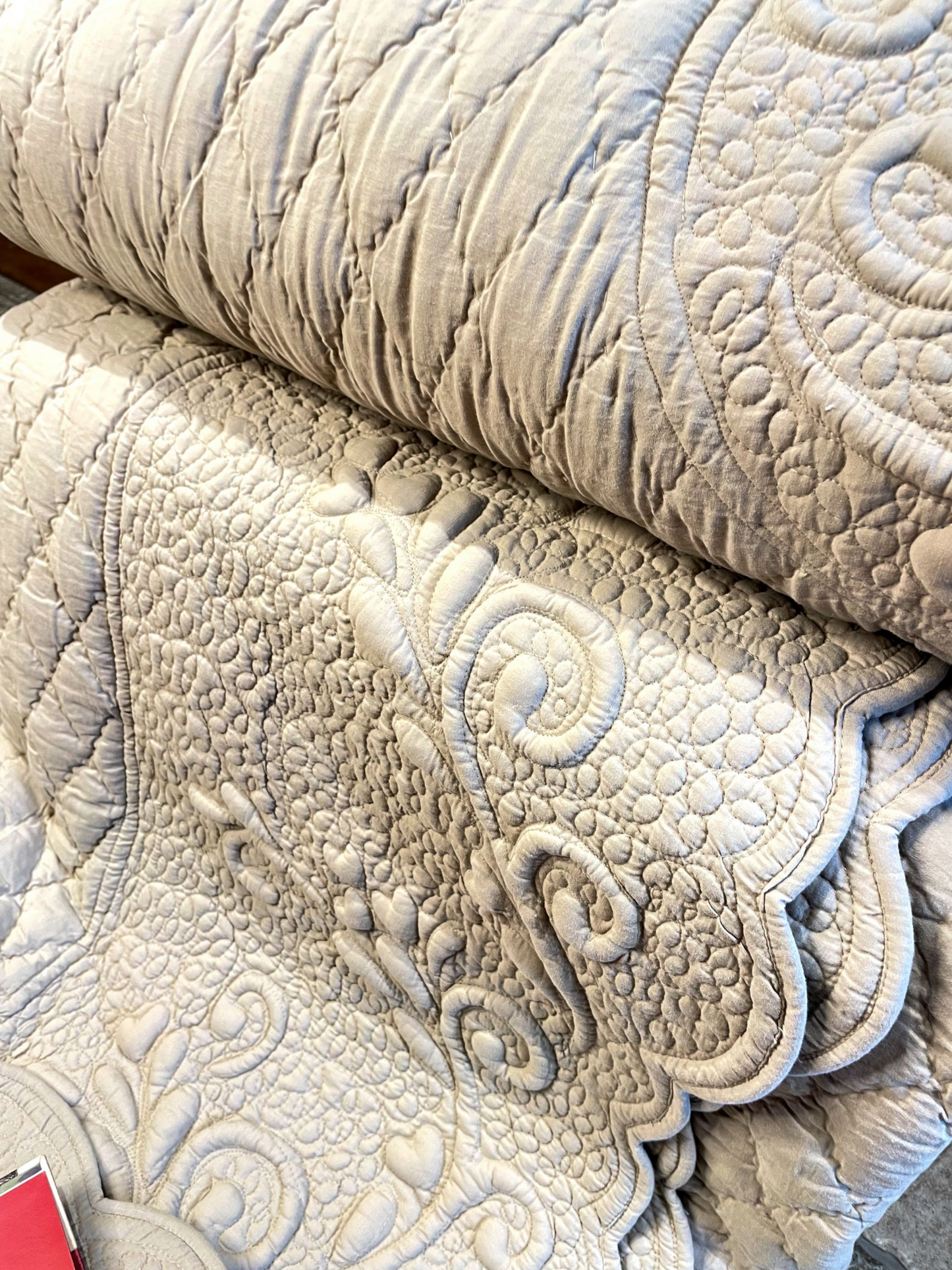 ROSELURE BEDSPREAD WITH 2 CUSHION COVERS SOFT TAUPE GREY 90 x 108