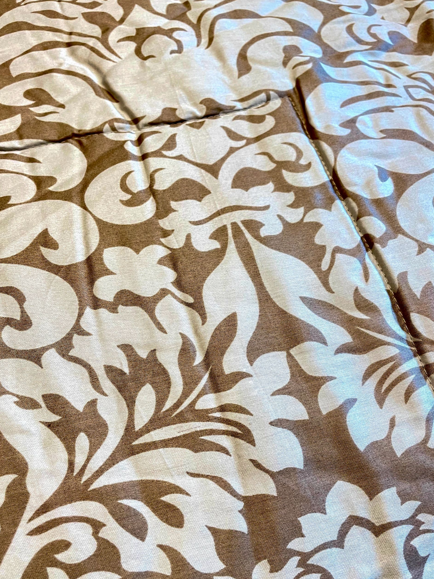 DAHILA  QUILTED COMFORTER SINGLE TAUPE & IVORY 54 x 90 IN