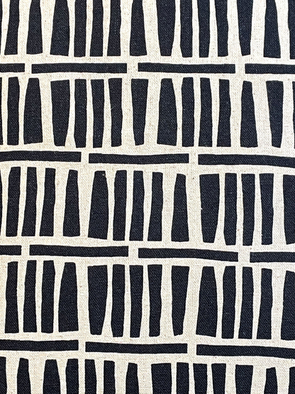 DELTA CUSHION BLACK & IVORY SIZE 20 x 20 IN