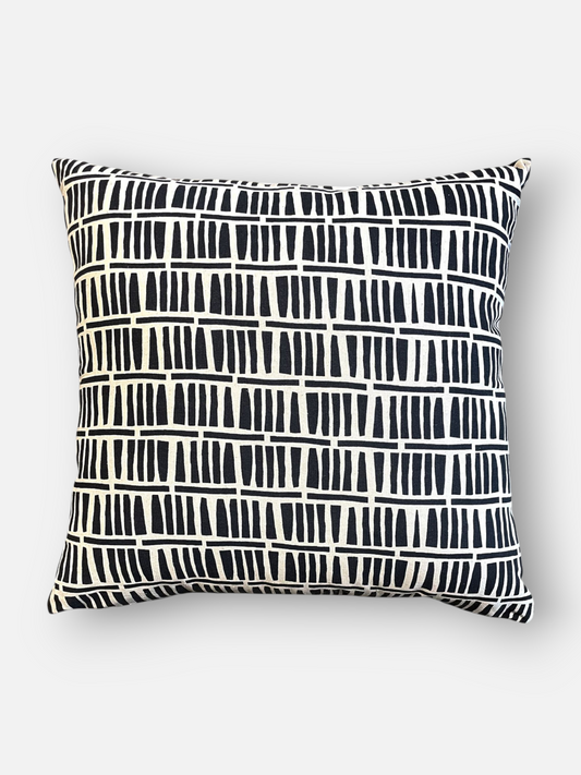 DELTA CUSHION BLACK & IVORY SIZE 20 x 20 IN