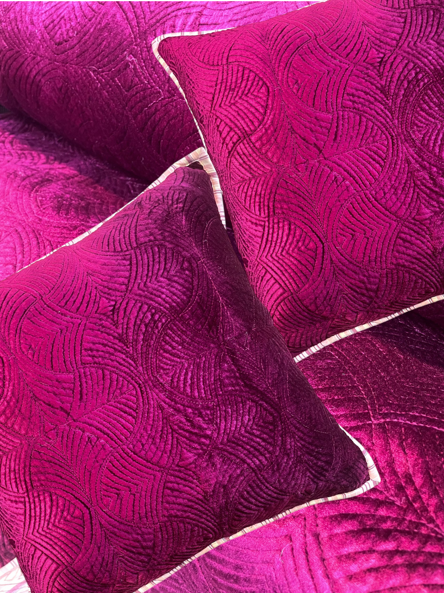 NOBLE PLUM BEDSPREAD WITH 2 CUSHION COVERS DEEP PLUM 90 x 108 IN