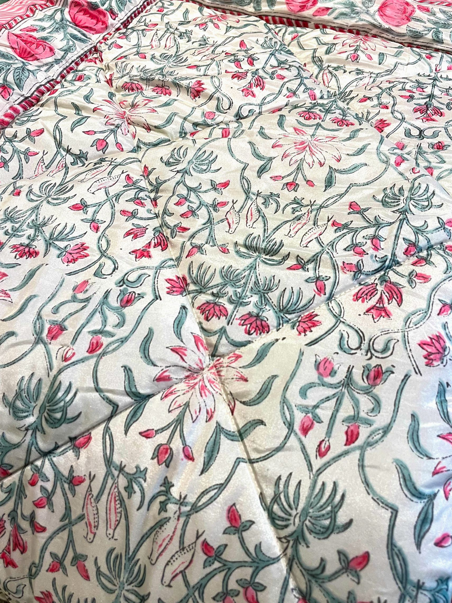 NIRVANA QUILTED COMFORTER IVORY WITH RED 90 x 108 IN