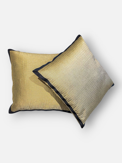 DELVONA CUSHION GOLD & BLACK 18 x 18 IN