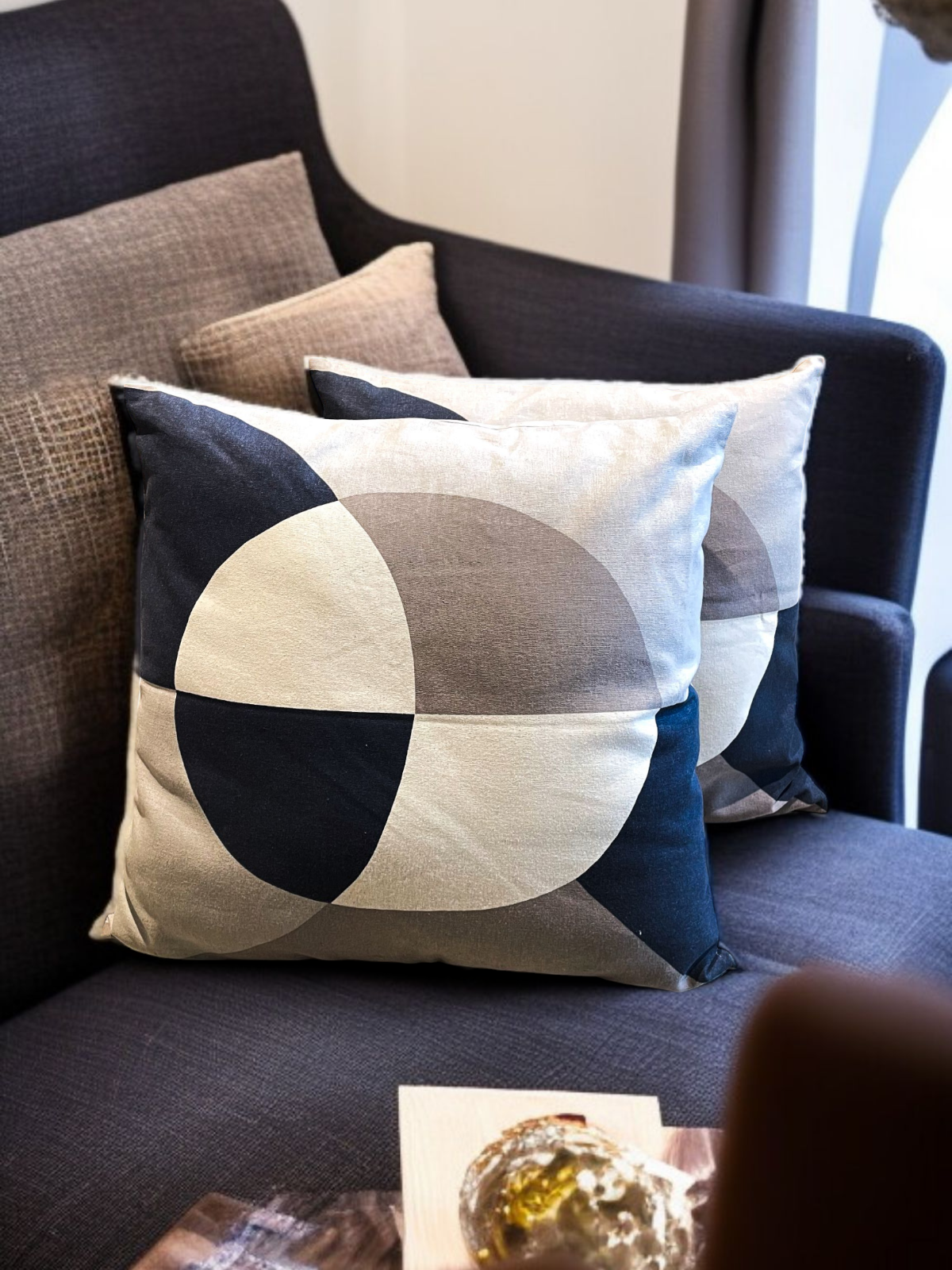 DEXTRA CUSHION BLACK & IVORY 20 x 20 IN