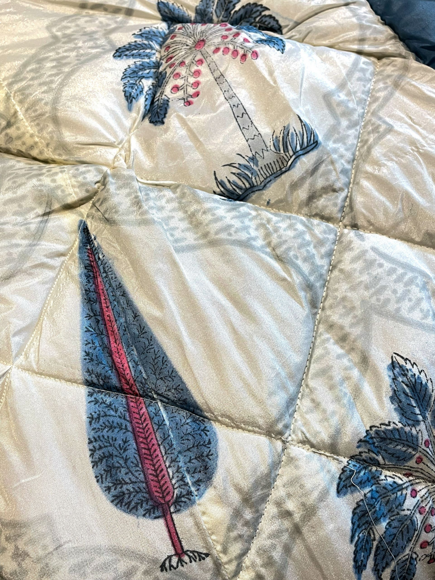 DELPHINA QUILTED COMFORTER  SINGLE IVORY WITH BLUE 54 x 90 IN
