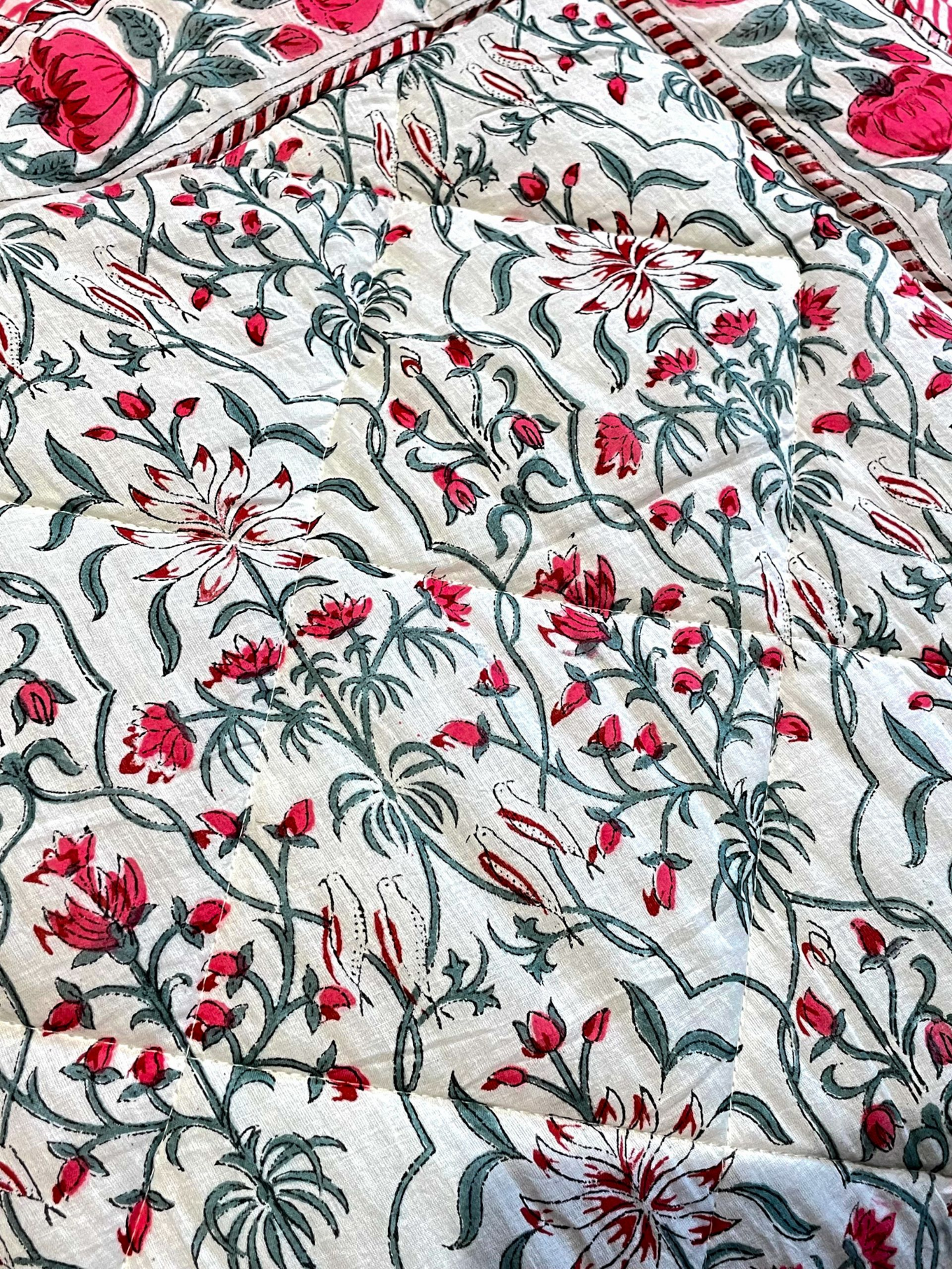 DEWDROP QUILTED COMFORTER SINGLE IVORY & MAGENTA PINK 54 x 90 IN