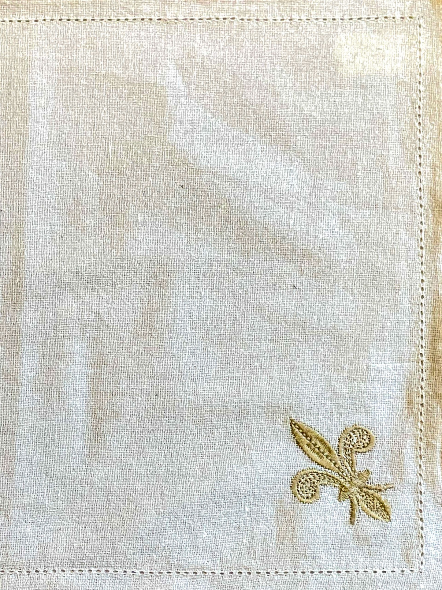 BELLEGARDE TABLE MAT NATURAL GOLD (PER PC)